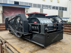 2PG400x400小型對輥午夜成人福利视频發往福建泉州破碎瓜子石