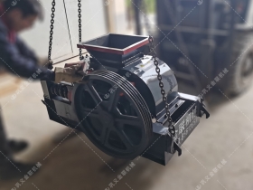 2PGC400X250小型雙齒輥午夜成人福利视频發往安徽蚌埠破碎玻璃