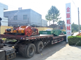 兩台小型對輥午夜成人福利视频和直線振動篩發往江蘇南通處理矽石